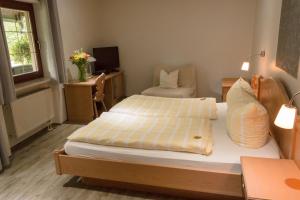 Postel nebo postele na pokoji v ubytování Landgasthof Neitsch + 5 fotografií