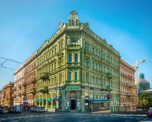 um grande edifício na esquina de uma rua em Deminka Palace em Praga