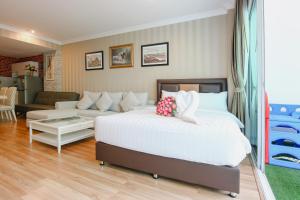 une chambre avec un grand lit et un salon dans l'établissement My Resort Hua Hin B111, à Hua Hin 38 autres photos
