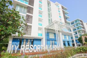 un bâtiment avec une enseigne devant lui dans l'établissement My Resort Hua Hin B111, à Hua Hin