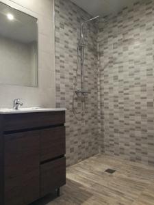 a bathroom with a sink and a shower at Hostal Mirobriga in Ciudad-Rodrigo