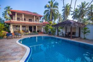 Villa con piscina frente a una casa en Lanka Beach Villa, en Rekawa