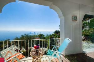 d'un balcon avec des chaises et une vue sur l'océan. dans l'établissement Il Nibbio, à Piano di Sorrento