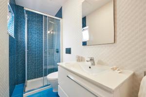 bagno con lavandino, doccia e servizi igienici di Apartment Guarda-Mor a Lisbona