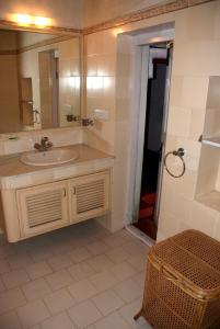 Ett badrum på Colonial 4 B/R Home, Great for Families, Coonoor