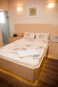 1 cama grande con sábanas blancas y almohadas. en Hotel Jardim América ( Adults only), en São Paulo