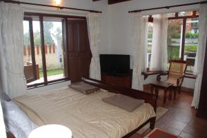 Säng eller sängar i ett rum på Colonial 4 B/R Home, Great for Families, Coonoor
