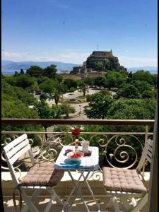 uma mesa e cadeiras numa varanda com vista em Corfu Unreal View Flats em Corfu Town