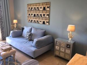 un soggiorno con divano blu e tavolo di Corfu Unreal View Flats a Città di Corfù