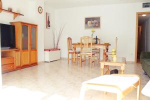 a living room with a couch and a table at Apartamento Blanc Mar in Peniscola