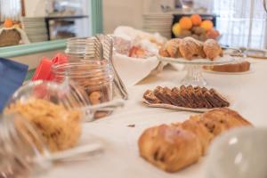 stół z ciastkami i ciastkami na talerzach w obiekcie Hotel Terranova w mieście Olbia