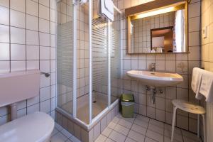 Koupelna v ubytování Gasthof zum Hirschen + 37 fotografií