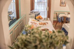 una mesa con comida en una habitación en Hotel Terranova, en Olbia