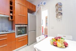 eine Küche mit einem Tisch und einer Obstschale darauf in der Unterkunft Ponte Vecchio View Luxury Apartment in Florenz