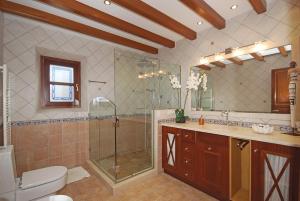 A bathroom at Villa Canova