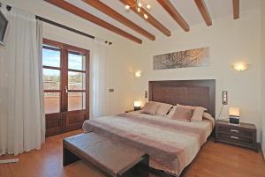 A bed or beds in a room at Villa Canova Még 25 kép