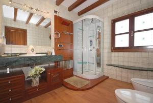 A bathroom at Villa Canova