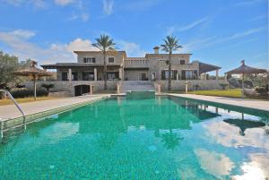 The swimming pool at or close to Villa Canova