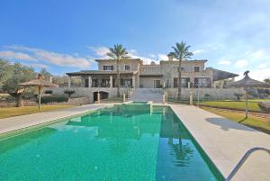 The swimming pool at or close to Villa Canova