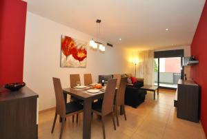 uma sala de jantar e sala de estar com mesa e cadeiras em Apartment Mikki em Lloret de Mar