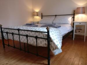 ein Schlafzimmer mit einem Bett mit zwei Lampen in der Unterkunft Colegate 4 Bed townhouse in Norwich