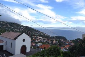 リベイラ・ブラーヴァにあるRibeira Brava Studio Sea Viewの海を背景にした町の風景