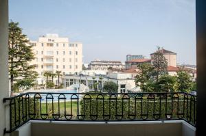 balcón con vistas a la ciudad en Cheap & Chic Thermae&Relax, en Abano Terme
