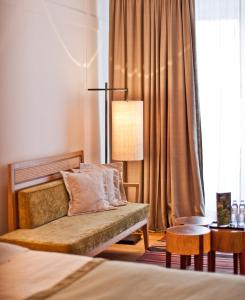 Postel nebo postele na pokoji v ubytování Louis Hotel