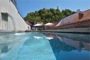 Swimming pool sa o malapit sa Vander Urbani Resort - a Member of Design Hotels