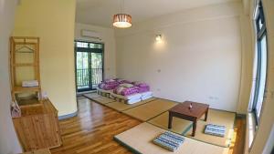 A bed or beds in a room at Hoka in Sanyi
