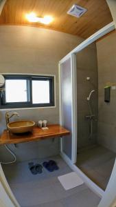 A bathroom at Hoka in Sanyi