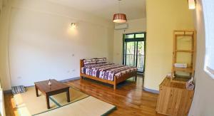A bed or beds in a room at Hoka in Sanyi