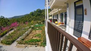 A balcony or terrace at Hoka in Sanyi