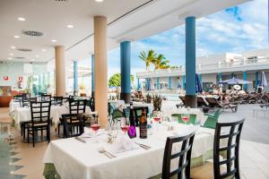 A restaurant or other place to eat at Hotel Las Costas