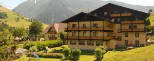 Nespecifikovaný výhled na hory nebo výhled na hory při pohledu z hotelu