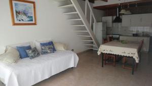 un soggiorno con divano bianco e tavolo di Las Frambuesas a Viedma