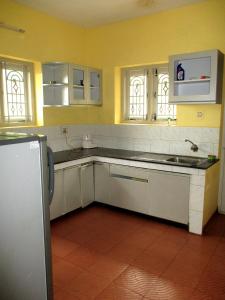 Relaxing 2 B/R Estate House, Deenaty, Tamil Nadu tesisinde mutfak veya mini mutfak