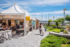 Reštaurácia alebo iné gastronomické zariadenie v ubytovaní Floating Holiday Home