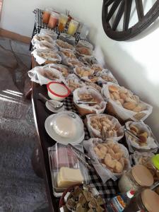 皮雷諾波利斯的住宿－Pousada Pouso do Frade，一张桌子,上面摆放着各种面包和糕点