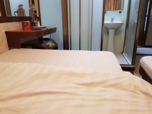 Uma cama ou camas num quarto em Astronaut's Hotel
