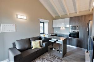 a living room with a couch and a kitchen at Quinta do Basalto in Piedade