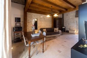 a living room with a couch and a table at Le Tre Giare in Modica