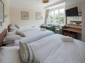 A bed or beds in a room at Downsview 