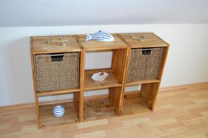 a wooden table with two baskets and a shelf at Beim Hooch "Schindelloft" in Brücktal
