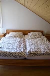 Duas camas sentadas uma ao lado da outra num quarto em Beim Hooch "Schindelloft" em Brücktal
