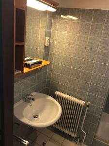baño con lavabo y radiador en Pension Babenberger en Melk
