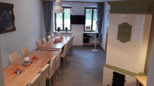 a dining room with a long table and chairs at Gästehaus Am Hothertor in Görlitz