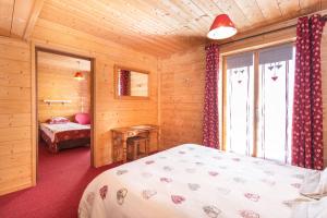 Postel nebo postele na pokoji v ubytování Hôtel L'Accroche Coeur