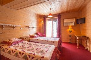 Postel nebo postele na pokoji v ubytování Hôtel L'Accroche Coeur