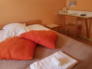 Hotel le Bretagne tesisinde bir odada yatak veya yataklar